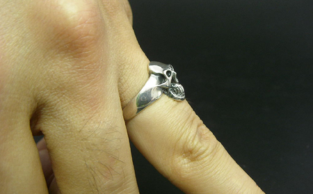 Small skull ring スモール スカル リング ｜ 指輪 小ぶり で さりげなく 身に着ける ことができる スカル 初心者 に おすすめな 一品 です シルバー アクセサリー 髑髏 モチー
