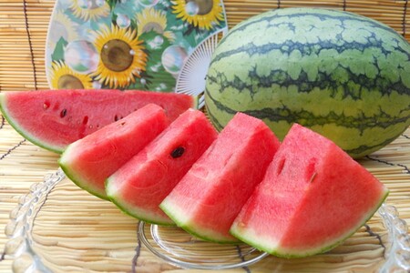 【先行予約】みんな大好き！甘～ぃ！シャリ美味！！京丹後産小玉スイカ！！1玉（ひとりじめ、姫甘泉、ひめまくら、砂丘たまごから1種類）（2026年7月上旬～発送）