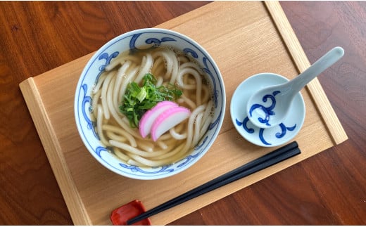 有田焼 飽きのこない唐草紋様の丼とレンゲのセット【しん窯 青花】【佐賀県陶磁器工業協同組合】和食器 食器 うつわ 器 丼ぶり 丼 レンゲ うどん ラーメン 手描き プレゼント ギフト 手描き からくさ 35000円 3.5万円 fx004
