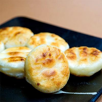 ふるさと納税 室蘭市 もちプリ丸餃子10個入り×1、パリもち包子(豚・チーズ)各8個入り×2セット |  | 01