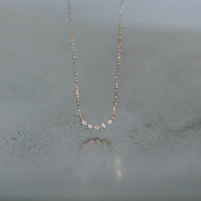 ふるさと納税 大津市 【18金 ダイヤモンドネックレス】大人の輝き 華奢で上品な毎日ジュエリー 大大人気 カーブデザイン |  | 01