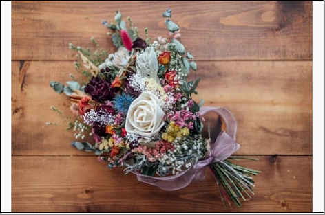 福岡市で製作したドライフラワースワッグ（レッドブーケM）