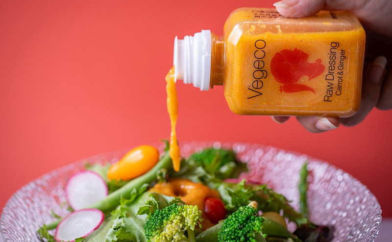ドレッシング 【定期便3回】Vegeco飲みたくなる生ドレッシング(人参と生姜・赤玉ねぎと蜂蜜・青葱と塩麹 180ml×各2本) 3ヶ月 福岡市内製造