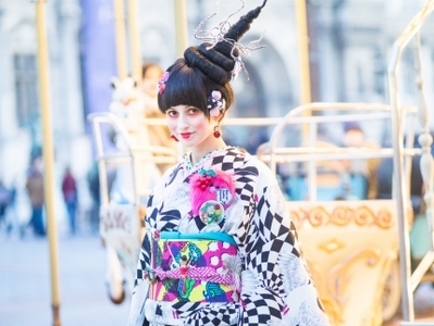 （Sサイズ）新進気鋭の着物デザイナー・重宗玉緒プレタ着物「鳩柄振袖(黒)」