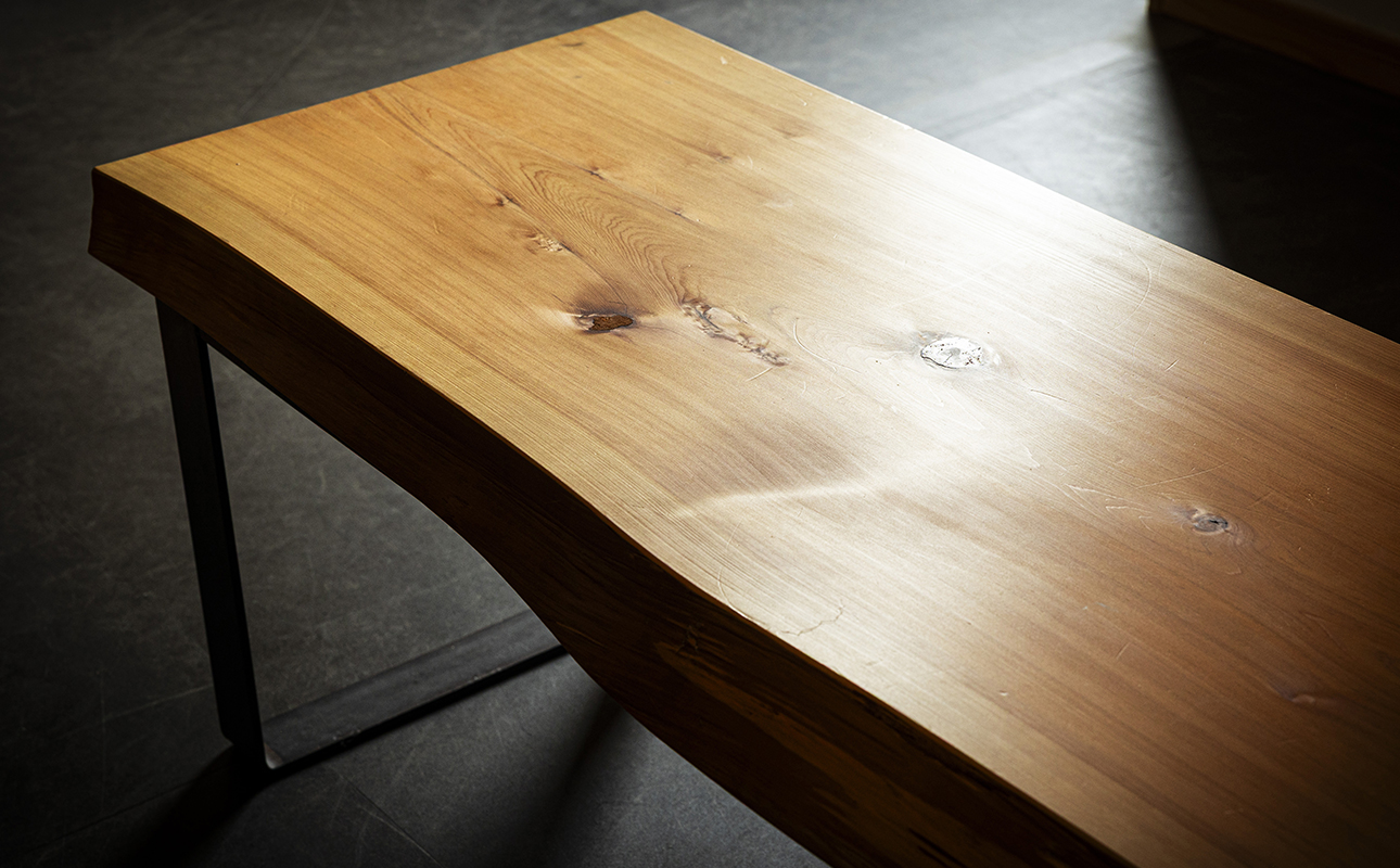 徳川御三家紀州藩の伝統を受け継ぐ三重県 尾鷲（オワセ）ヒノキ使用 BROOK 一枚板ベンチ 長さ1,500×奥行350×高さ約420mm　【家具 インテリア ベンチ 一枚板 木製 伊勢 おすすめ ブラ