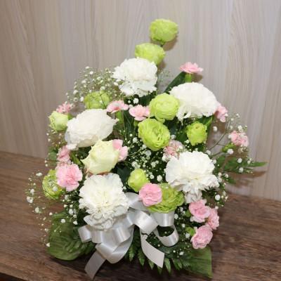 ふるさと納税 ふじみ野市 白とグリーンのお花で上品な雰囲気のお供えアレンジ |  | 02