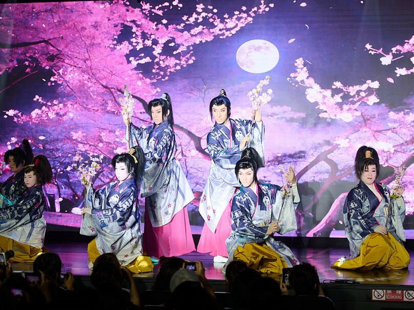 【ふるさと納税】歌舞伎町劇場での大衆演劇の鑑賞（ハナミチ東京歌舞伎町名物「江戸太巻き」付き）【選べる人数 1名様分 / 2名様分】お一人様 ペアチケット 体験 ペア チケット 鑑賞 舞踊 大衆演劇 次世代 江戸太巻き 歌舞伎町 劇場 ショー 新しい 観光 旅行 東京 新宿