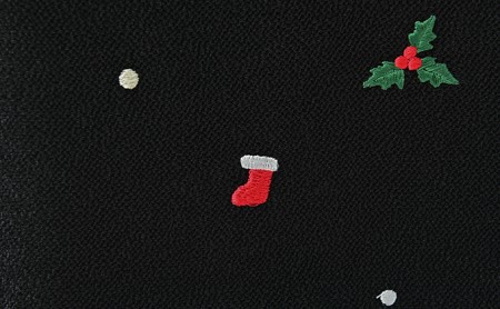 帯揚げ　黒地　ちりめん　クリスマスの刺繍　帯上げ　着物に 織物 ファッション 和装 式 篠原縫製