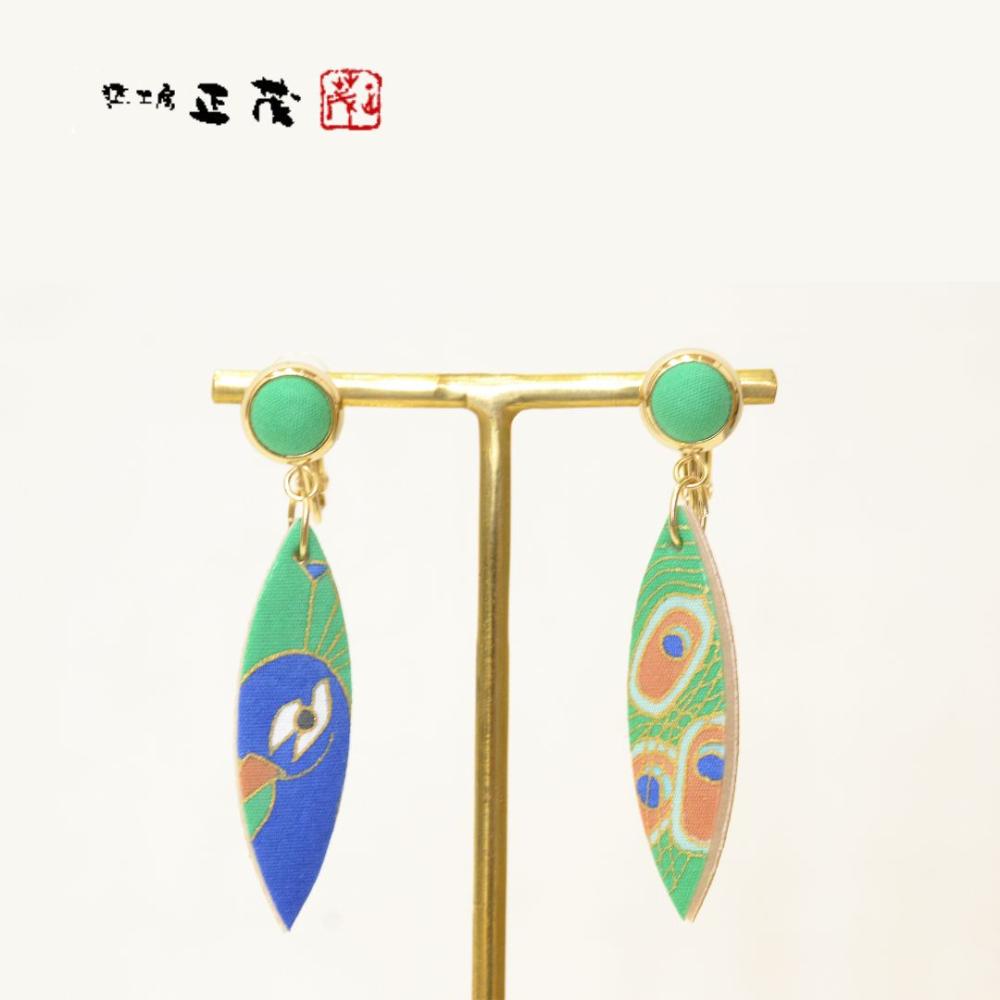 【ふるさと納税】【染工房正茂】手描友禅 ピアス / イヤリング（ファブリックアクセサリー）《孔雀》 | そめこうぼうまさしげ　手描友禅　友禅　レザー　名刺入れ　京友禅　京都　京都市　伝統工芸　京組紐　革　ハンドメイド