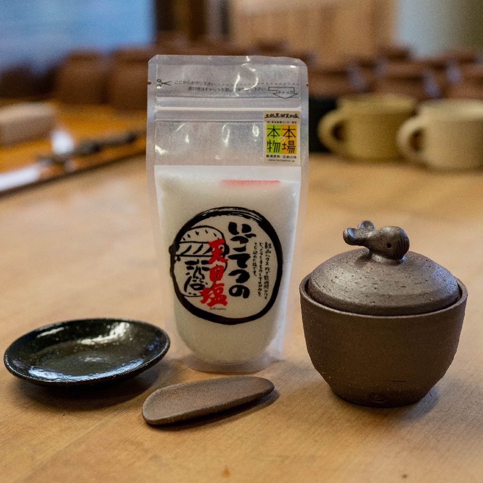 【ふるさと納税】 クジラ の 塩壷 塩さじ 豆皿 天日塩 1袋 付き 日常屋 食器 皿 さら 調味料入れ ツボ つぼ 壷 塩 調味料 保存容器 陶器 くじら 鯨 セット 高知県 高知県 黒潮町