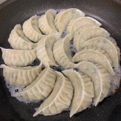 ふるさと納税 福岡市 豚足コラーゲン入り餃子(プレーン3、チーズ&バジル1、桜えび1、季節限定1) VA04 |  | 03