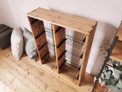 無垢材 ワイヤーバスケット シェルフ 8段 かご付 ブラウン｜新星金属製作所 大阪府 守口市 玄関 リビング 子供部屋 ホルダー 棚 アンティーク ラック ニッチ カントリー雑貨 収納 天然木 アイア