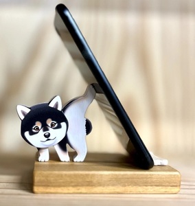 【ふるさと納税】【黒柴犬】＜犬のスマホスタンド ＞木工品 木工房ゆうむ インテリア グッズ 置物 木製のスマートフォン スタンド オブジェ 雑貨 グッズ 携帯置き 君は放物線を見たか？ トイプードル 