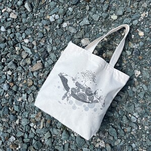 かめいち堂 トートバッグ縦長 ホワイト 帆布 生地 ポケット付き クジラ 帆布生地 トートバッグ カバン 鞄 白 シンプル 通学用 動物 生き物 鯨 雑貨 ファッション おしゃれ かわいい ギフト プ
