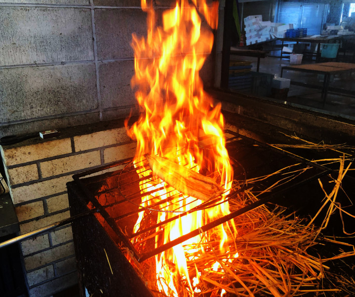 
うなぎ藁焼き 白焼き・蒲焼き 各2尾セット【140g x 4尾】食べ比べ Esu-108 冷凍 蒲焼 白焼 国産 鰻 ウナギ 蒲焼き 肉厚 土用の丑の日 本格うなぎ 小分け 個包装 四万十鰻 人気 おすすめ
