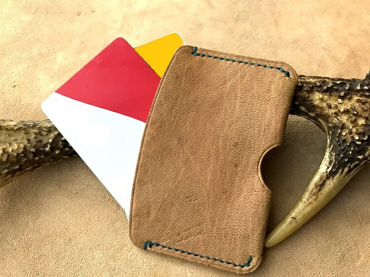 【ふるさと納税】鹿革のカードケース -茶・無染色-（シンプル小さめ）革小物 革製品 レザー ハンドメイド ブラウン レザークラフト お洒落 おしゃれ 小物 定期入れ パスケース 免許証 ケース ギフト 高知県 高知 土佐清水 故郷納税 ふるさとのうぜい 返礼品【R00592】