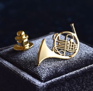 ホルン ピンブローチ K18ゴールドメッキ ファッション小物 アクセサリー 工芸品 装飾品 雑貨 日用品 
