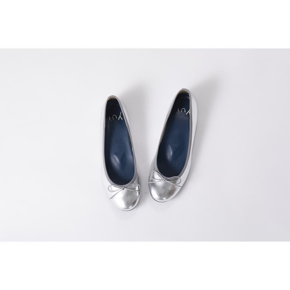 美脚に導く骨盤ケアシューズyui エナメル ライトシルバー 【サイズ23.5cm】