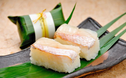 
紀州和歌山のあせ葉寿司鯛と鮭 各7個ずつ【化粧箱入り】 / 寿司 鯛 さけ 鮭

