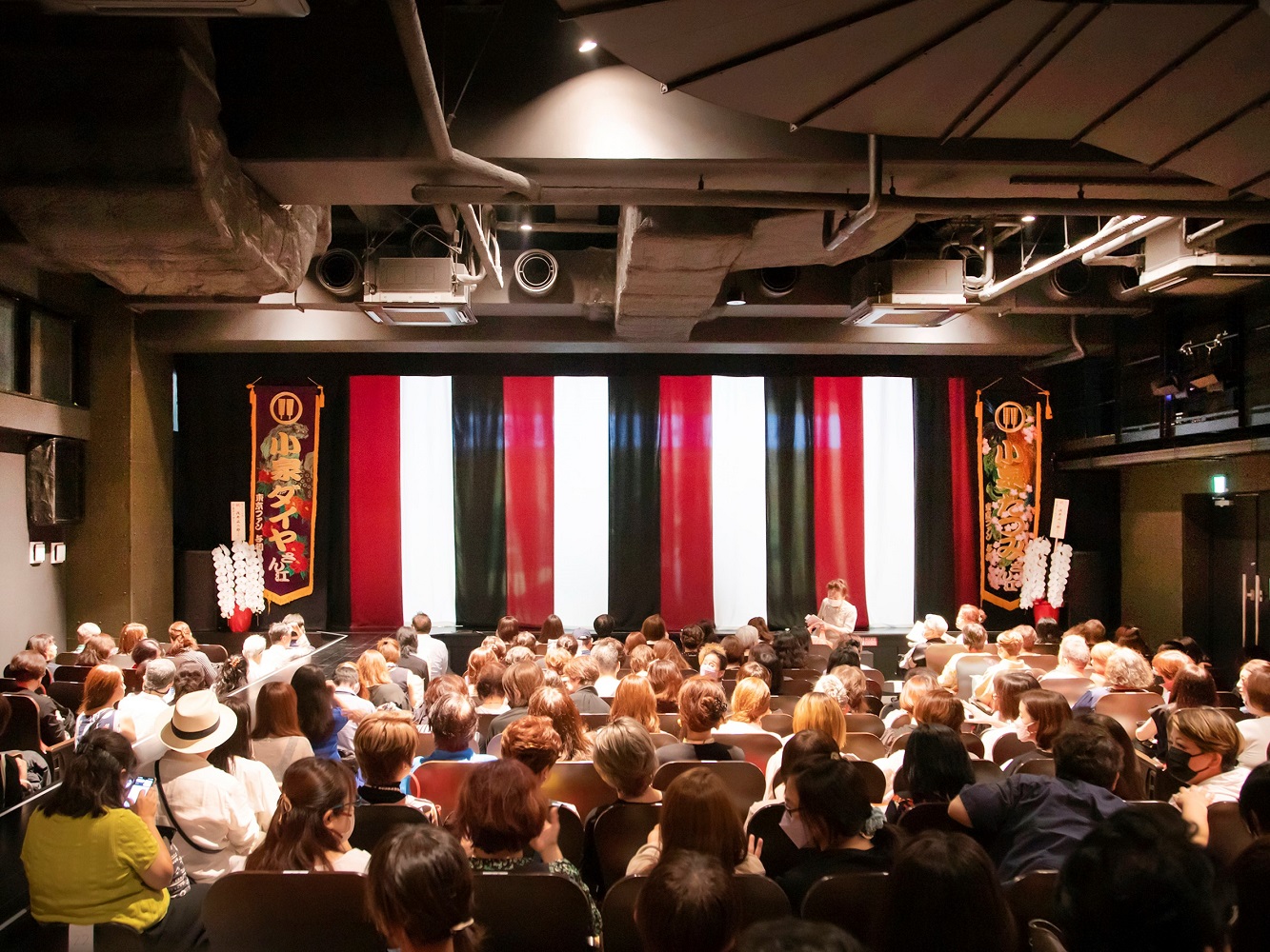 【ペアチケット】歌舞伎町劇場での大衆演劇の鑑賞（ハナミチ東京歌舞伎町名物「江戸太巻き」付き）