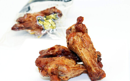 定期便 全3回 毎月発送　【手軽に楽しむ広島の逸品】若鶏の手羽元 1セット（3本ｘ10袋）× 3回｜広島名物 ガーリック風味 常温保存 おつまみ ギフト プレゼント 贈り物 広島県 尾道市