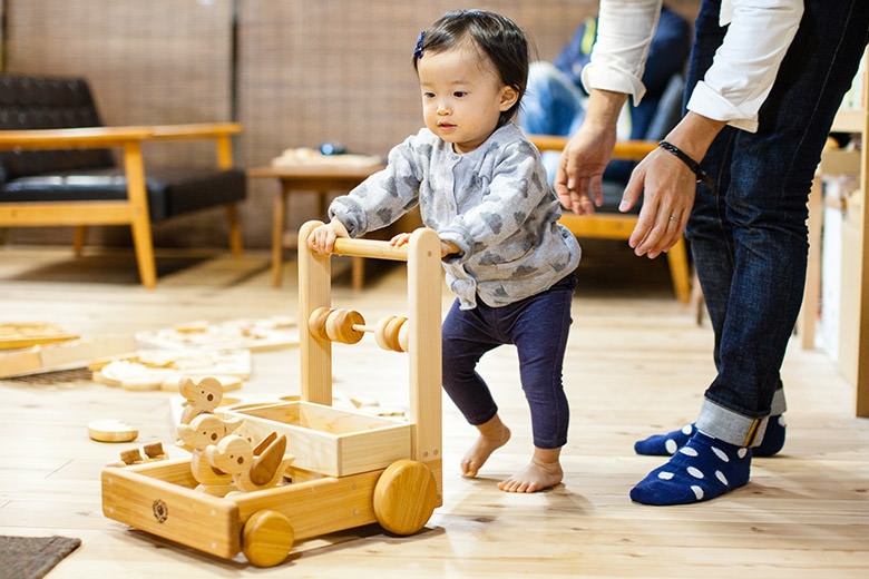 
10-35 【木のおもちゃ】ピヨピヨておしぐるま 受注生産品 名入れ可能
