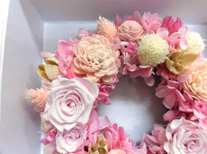 クロス調マグネットBOXリースアレンジ (ピンク)｜プリザーブドリース｜ドライフラワー インテリア バラ 薔薇 アジサイ あじさい 紫陽花 フラワーギフト 花 結婚式 パーティー ブライダル プレゼン