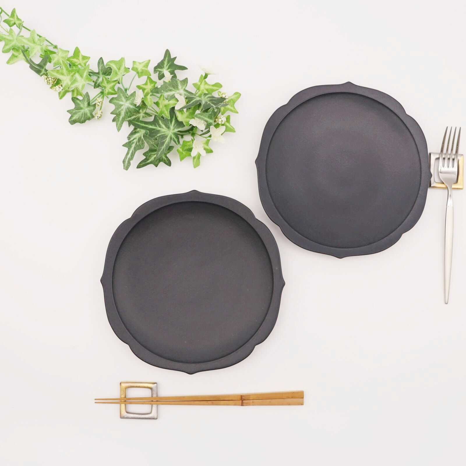 【ふるさと納税】【家計お助け返礼品】【有田焼】黒マット輪花桔梗渕6.5寸皿＋角リング箸置き（各2点セット） / 有田焼 皿 箸置き / 佐賀県 / 株式会社深海三龍堂 [41APAD027]