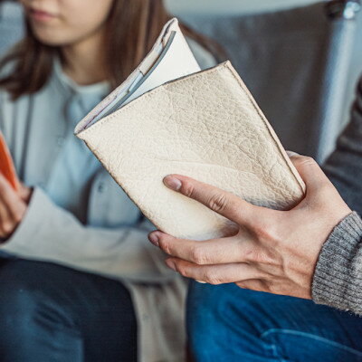 【ふるさと納税】一度触ると手放せない!天然鹿革100% のレザーブックカバー　生成色【1453272】