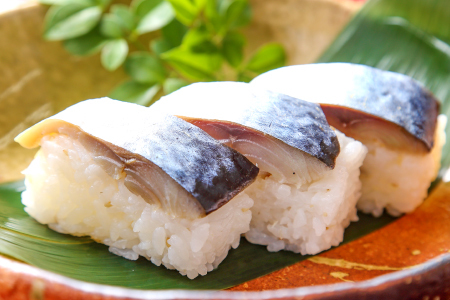 高級仕出し和作の押し鯖寿司・焼き鯖寿司セット【鯖寿司 2本 セット 押し鯖 焼き鯖 サバ寿司 寿司 すし 棒寿司 冷凍寿司 冷凍 さば サバ まるごと 国産 魚介 海産物 海鮮 魚 加工品 グルメ 惣