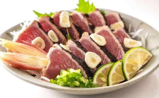 【 産地直送 】 本場 高知 藁焼き かつお タタキ 450g ? 500g ( にんにく ・ 特製タレ 付 ) 新鮮 小島水産 こだわり 逸品 小分け 真空 個包装 高知 県産 土佐 産地直送 年末