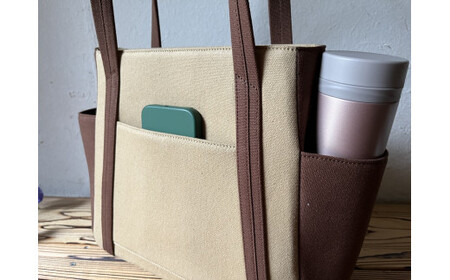 【2026年6月上旬発送開始】【 AKIRA オリジナル】【 マツコの知らない世界 で紹介されました！】 中型レディストートバッグ ダブルポケット ベージュ帆布×ダークブラウン 軽量 軽い 日本製 キ