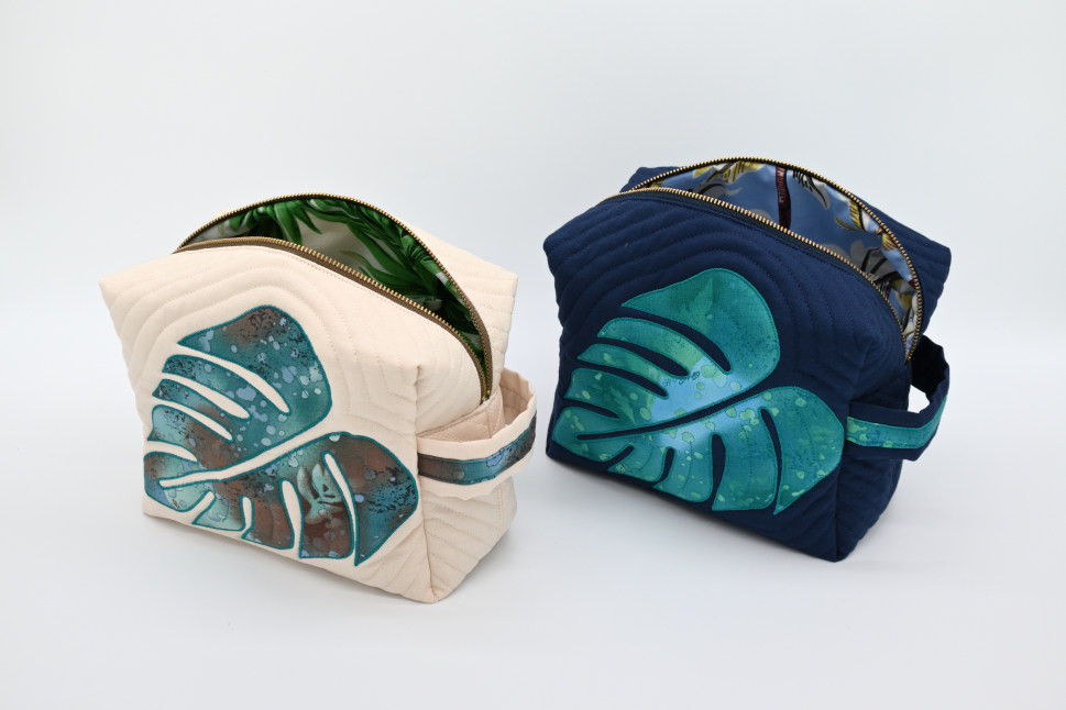 左：モンステラモチーフ（ベージュ×青緑）　右：モンステラモチーフ（紺色×黄緑）