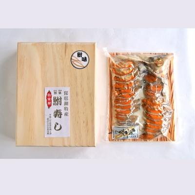 ふるさと納税 竜王町 【滋賀の高級珍味】子持ち鮒寿司スライス特大サイズ520g(鮒寿司260g、発酵ご飯260g)木箱入り |  | 01