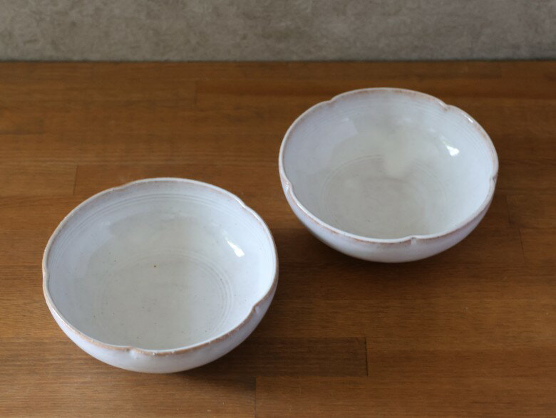 【ふるさと納税】皿 萩焼 ペア 輪花中鉢 白萩釉 お皿 器 工芸品 和食器 ペアセット 中鉢 ボウル どんぶり サラダボウル 皿 和皿 鉢 おしゃれ お洒落 食器 おしゃれ食器 和風食器 器 うつわ お皿 陶器 ギフト 人気 モダン 和モダン かわいい 山口県 萩市 日本製 プレゼント