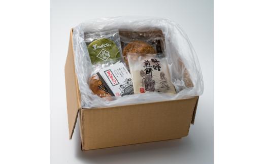 17種類34枚！ 草加せんべい食べ比べ | 埼玉県 草加市 堅焼きこしひかり あきたこまち 胡麻 味噌 あおさ 唐辛子 白砂糖 薄塩 海苔巻き 昆布巻き 海老 にんにく 小魚 白胡麻 ざらめ 抹茶 山