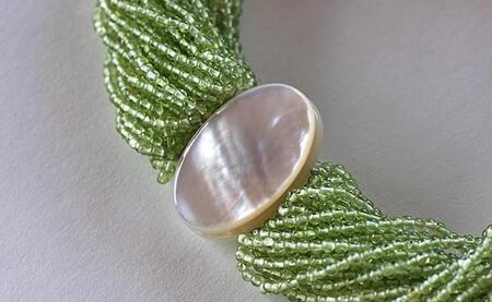 白蝶貝とペリドットを素材にした「ネックレス」貝工房かざはな【NN-17】