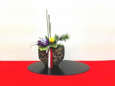 【縦長迎春花飾り】葉ぼたん　トレー・赤クロス付き　らんまん 花 雑貨 造花 インテリア お祝い ギフト 贈答 人気 送料無料 高知市 【花工房美呂】 [ATCO026]