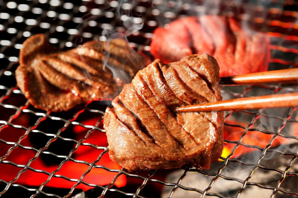 
            ＜先行予約！2025年7月より順次発送予定＞たれ仕込み 厚切り 牛タン 食べ比べ セット ＜塩味・味噌味＞ 1kg (500g×2種) 肉 牛 牛肉 牛たん お肉 味付き 化粧箱 冷凍【エスフーズ株式会社】tm328
          