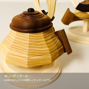 木製兜飾り 大鍬（おおくわ）／天然木の節句飾り〈Ricod〉