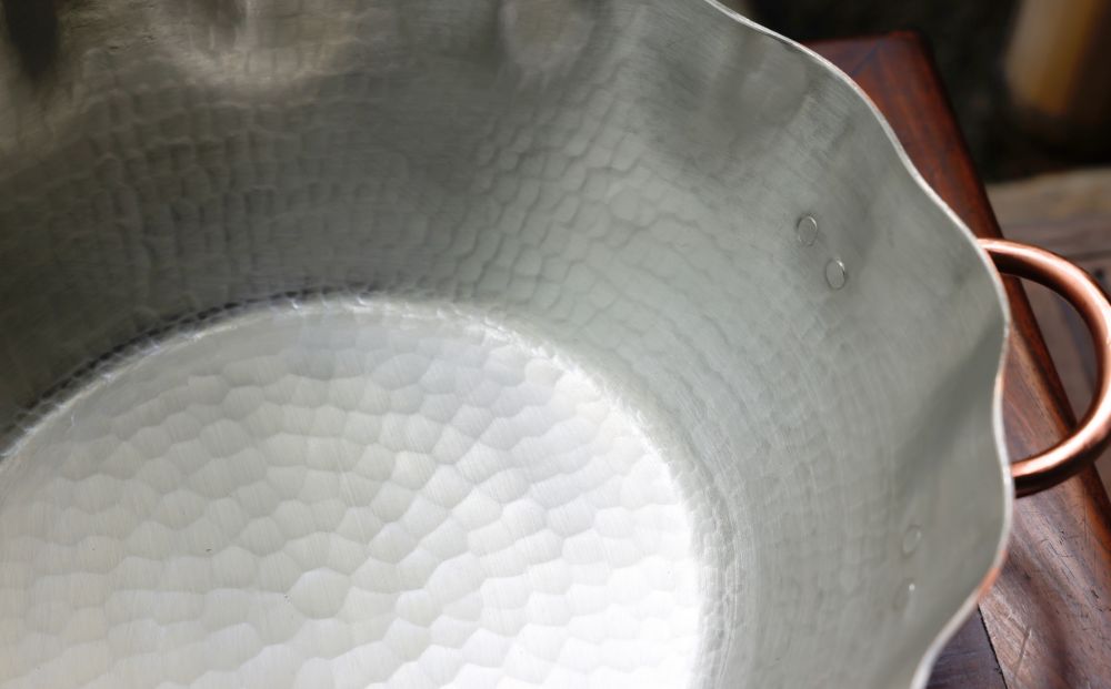 【八木庖丁店】手打ち銅製 菊鍋(27cm)〈ふるさと納税限定〉｜京都 キッチン用品 人気 鍋 [ 京都 キッチン用品 家庭用品 ブランド 人気 おすすめ 食器 調理器具 お取り寄せ 通販 送料無料 ふ