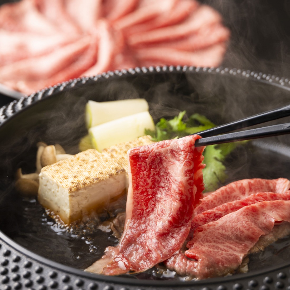 松阪牛の品評会で最優秀賞受賞歴のある 加藤牧場の三重県産黒毛和牛赤身（モモ/カタ）切り落とし400g(200g×2P) │ 牛肉 国産牛 国産 和牛 大容量 冷凍便 年末年始 お正月 黒毛和牛 ロース 肩ロース 肉 上質 家族 焼肉 しゃぶしゃぶ すき焼き 鍋 おいしい 美味しい 人気 おすすめ 三重県 四日市市 ふるさと納税