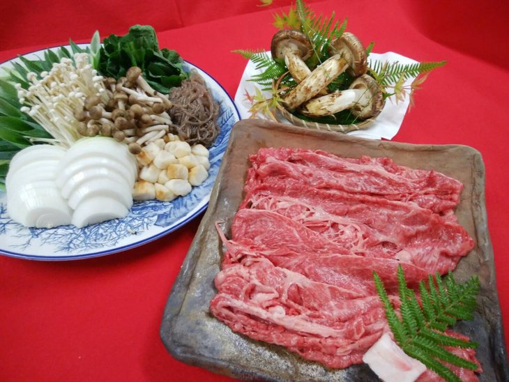 【ふるさと納税】期間・数量限定 亀岡牛上ロースすき焼きと特上松茸セット2～3人前・4～5人前（焼松茸用柚子しょうゆ付）＜丹波四季菜料理 宮本屋＞｜牛肉 ブランド牛 松茸 特上松茸　※配送不可地域あり　※2025年9月頃より順次発送