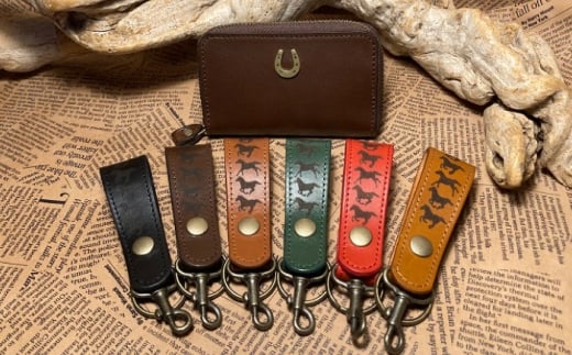 蹄鉄ラウンドファスナーコインケース(ダークブラウン)＆馬九いくキーリング(グリーン)　栗東市 / 株式会社ブルズエフ [BIAU134]