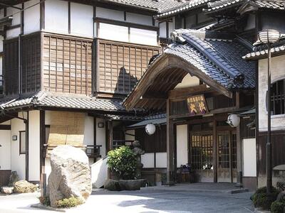 【国登録有形文化財　旅館大橋】平休日1泊2食付 ペア宿泊券《温泉内呂付準特別室和室》