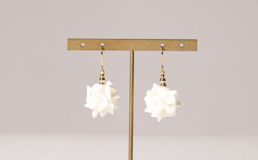 
            白サンゴのデザインピアス［K18アメリカンピアス］| アクセサリー ピアス ジュエリー 珊瑚 赤珊瑚 宝石 サンゴ プレゼント クリスマス バレンタイン カジュアル レディース シンプル 贈答用 人気 高価 貴重品 金 ゴールド おすすめ ふるさと納税ダイヤ ふるさと納税ピアス ふるさと納税サンゴ ふるさと納税宝石 ふるさと納税ジュエリー ふるさと納税アクセサリー 高知県 室戸市
          