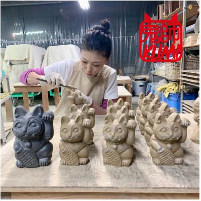 ふるさと納税 高浜市 伝統工芸士が作る、撫でると黒くなる、縁起物のいぶし瓦製招き猫「招鬼猫すずニャンコ5号」 |  | 03