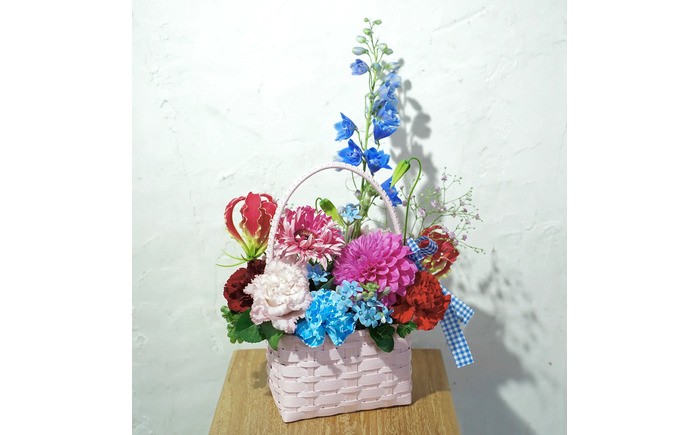 【12回定期便】季節の生花カラーバスケットフラワーM / お花 フラワー カラーバスケット アレンジ 映える リビング 装飾 作家もの カゴ 定期便 人気 季節の生花 収納バスケット ハイセンス ギフ