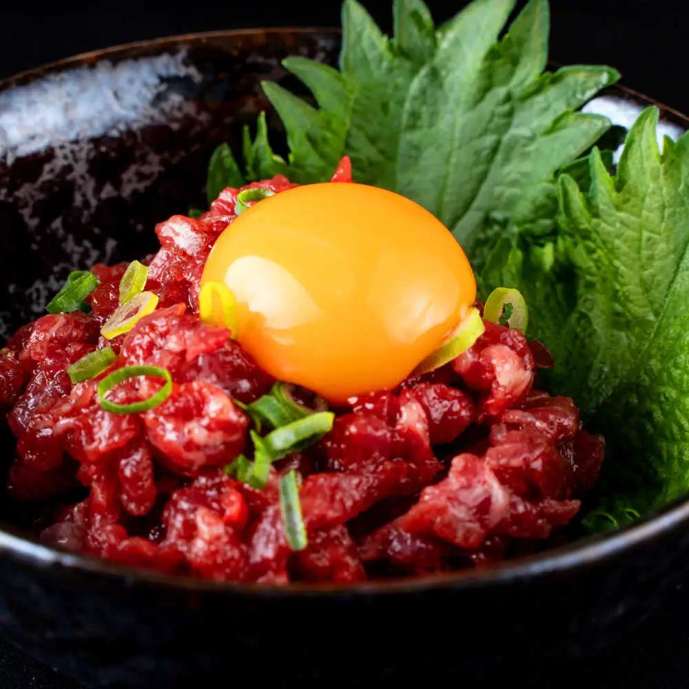 【全6回定期便】赤身馬刺し・馬肉さくらユッケ セット 赤身馬刺し 約100g×2パック 馬肉さくらユッケ 約50g×3パック 計350g 赤身馬刺し 熊本県 ユッケ [AYBV025]