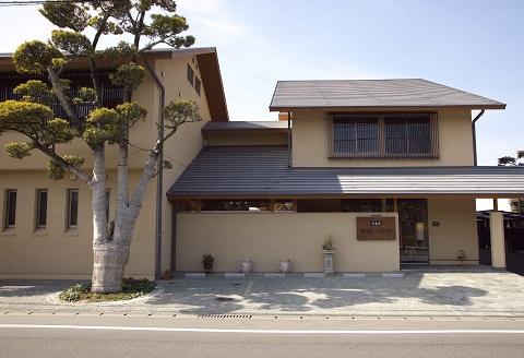 鍋島緞通 [手刺繍] 蟹牡丹縁二重雷文 紺三色浅葱地：C510-013